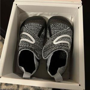 Nike Swoosh 1 toddler baby walking shoe - size 7C